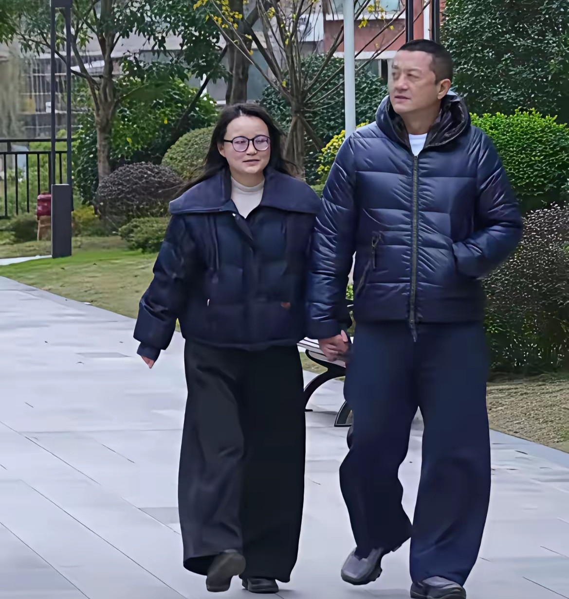 这事儿，我之前还真想歪了！刚看到他和一个年轻女孩牵手的照片，我第一反应，跟不