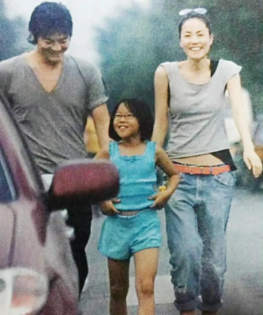 王菲女儿深夜现身！李亚鹏直播间这一幕，让全网破防了谁能想到顶着天后光环的窦