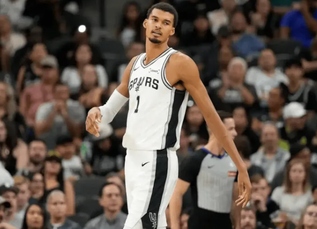 马刺的战术文班是中心米奇的阵容调试已经是最己阵赛季过半，马刺成绩大大超出预期