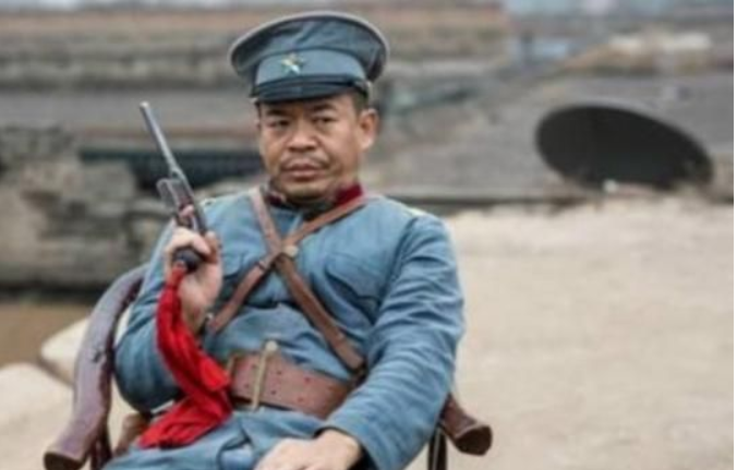 1944年，“大汉奸”郭绍绪请日军高层在家喝酒，席间，他大喊一声：“上炖鸡！”话