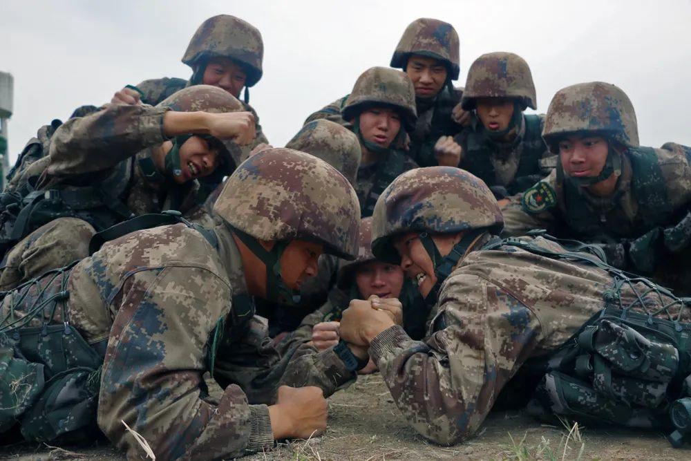 军人是什么？对于军人是什么，可谓仁者见仁者见智，但我认为军人的一半是天使，一