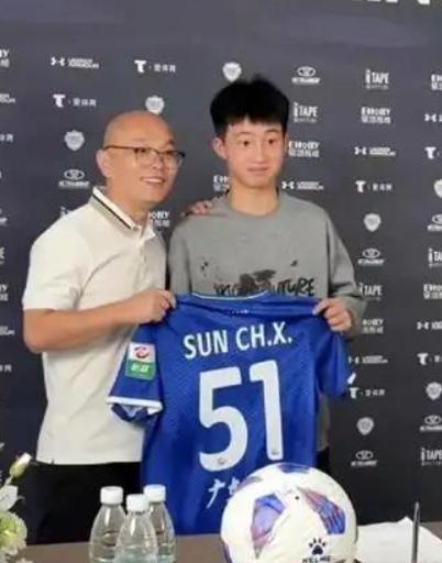 彻底闹掰了？九年无偿青训栽培，董路一句“永不合作”划清界限。 2026年6月