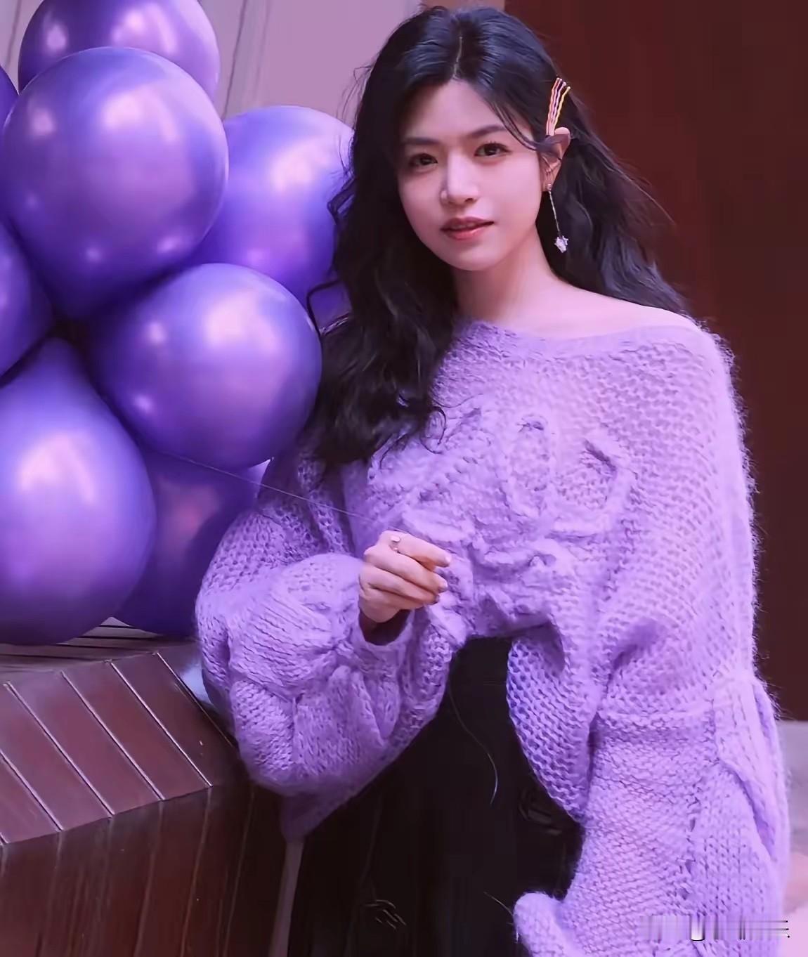 陈妍希离开陈晓后愈发漂亮了！她是那种越看越美的美女。圆圆的脸蛋格外可爱，洋溢着少