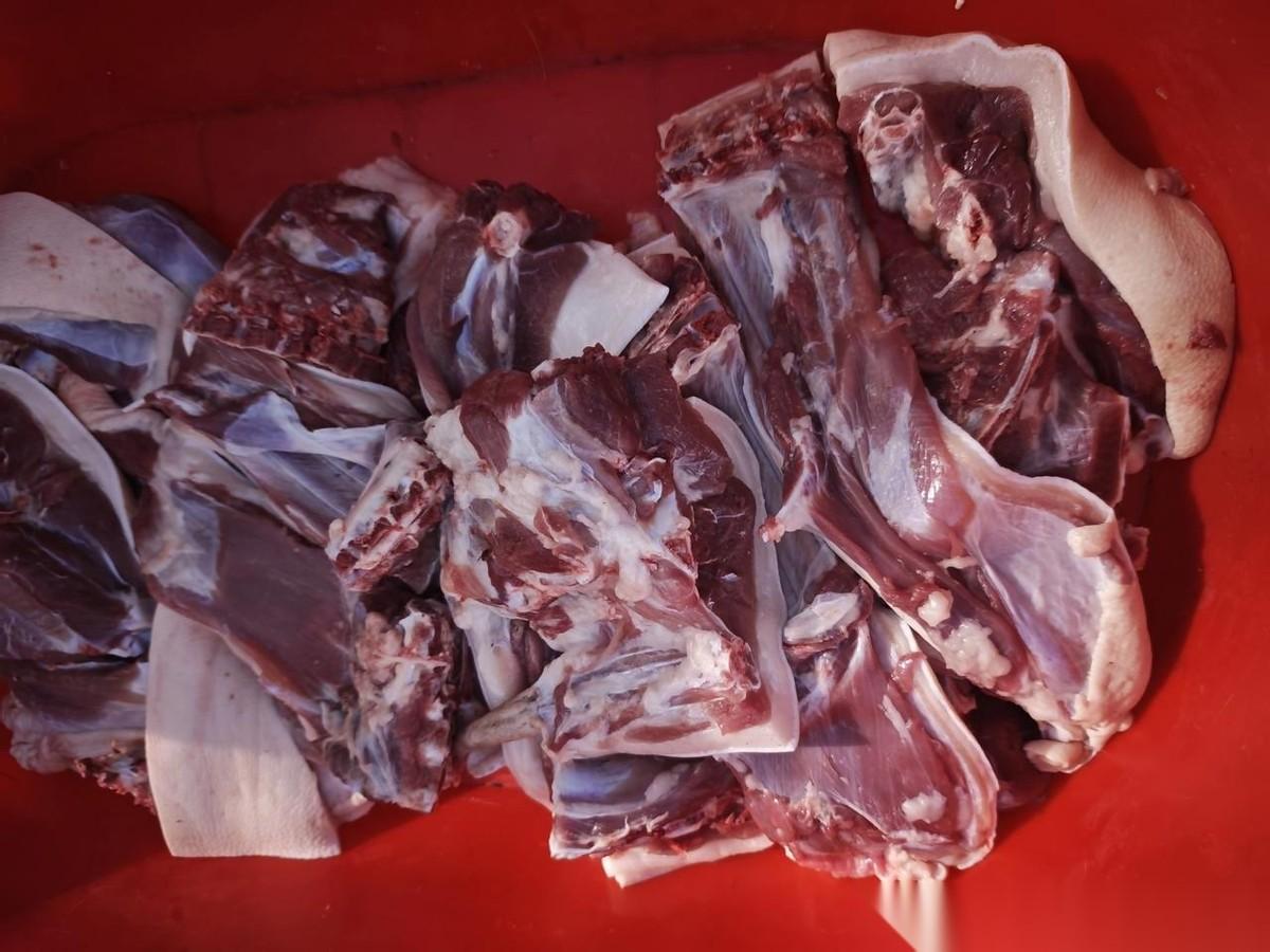 这是一头猪的猪肉。细细核算了下，18公斤也就是36斤肉。表面看，好像是养殖成本