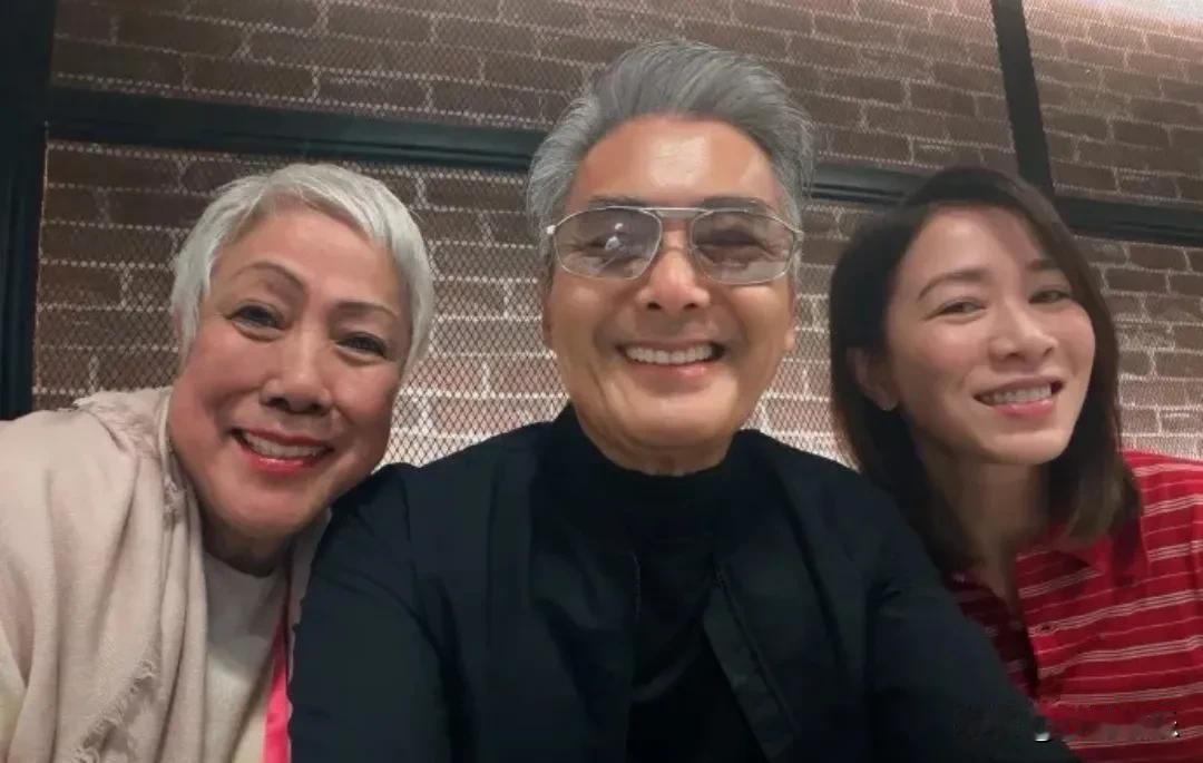 佘诗曼，激动发文！佘诗曼追星成功！晒与周润发自拍直呼“人生第一张”，这反应像