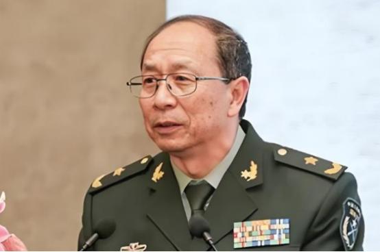 一次，记者问金一南：“为什么英国宁愿归还富得流油的香港，却以损失6艘军舰、10多