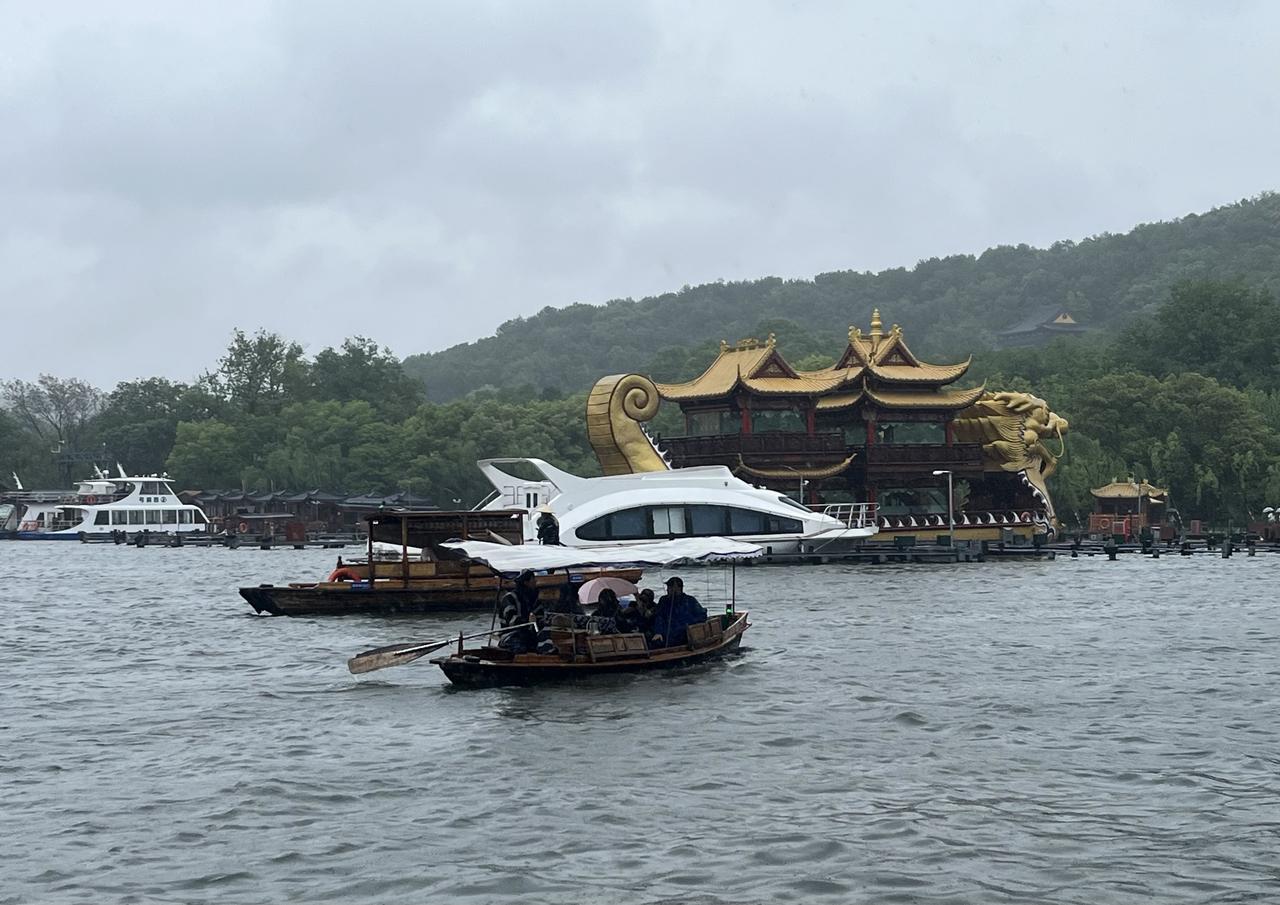 杭州市西湖风景名胜区的旅游龙船……2026年4月，我用手机摄影的照片。