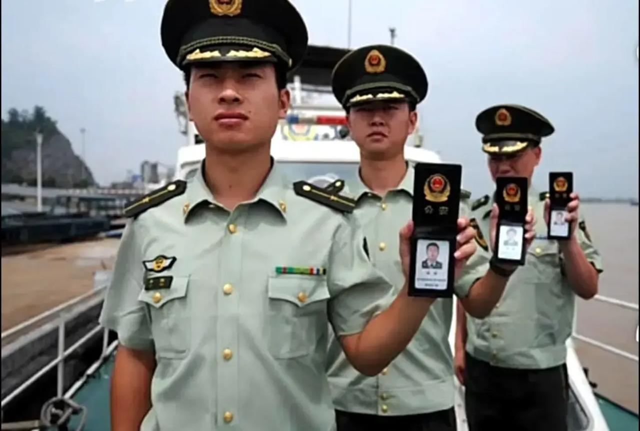 军改前持人民警察证的武警边防现役警官，也就是说他们可能持有两种工作身份证件，一种