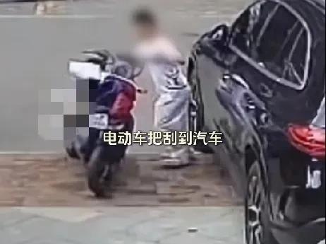 7月18日，河北张家口一男孩不慎碰倒电动车，电动车倒了碰到超市老板的奔驰轿车，老