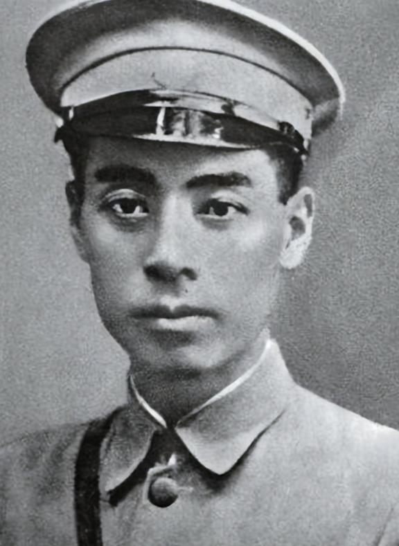 1927年，国军团长鲍靖中私放被捕的周恩来。两人刚走到大门口，正撞上蒋介石心腹