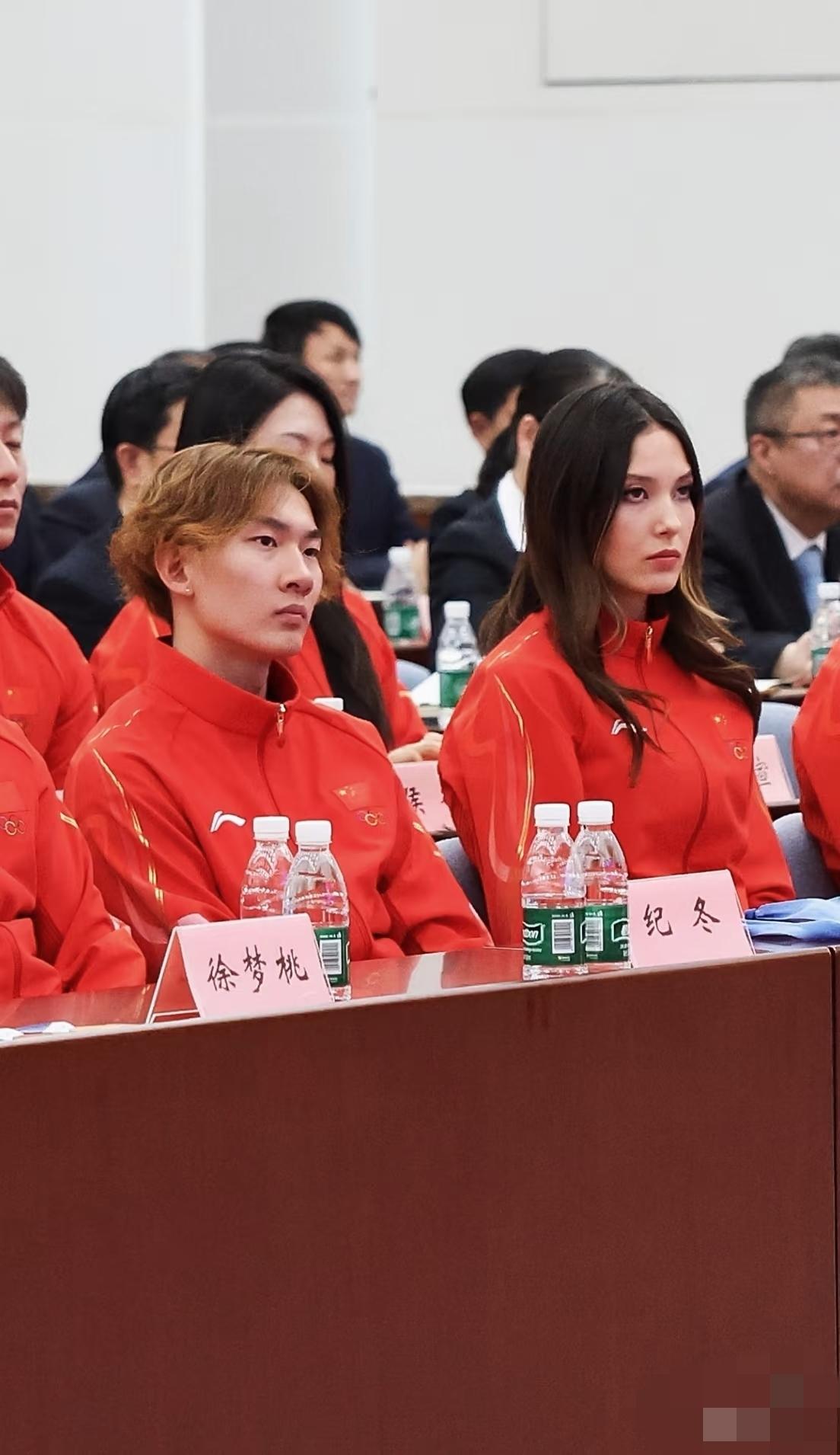 苏翊鸣与谷爱凌一起参加表彰大会彼此不熟，都挺疲惫的，快睡着了，眼皮往下耷拉，