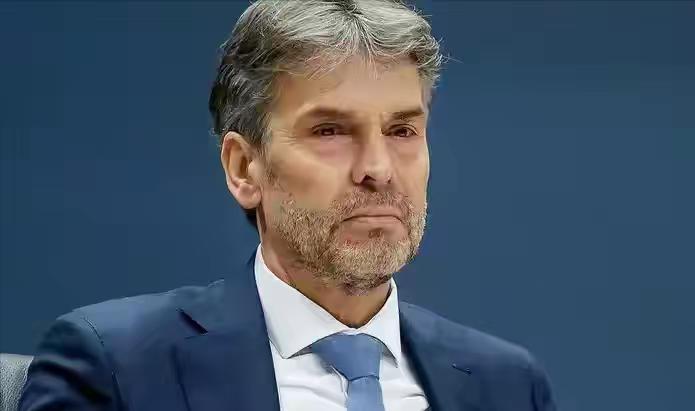 各国都在看中国这次如何反制荷兰，因为荷兰的行为，就跟明抢是一样的，而荷兰扎根在中