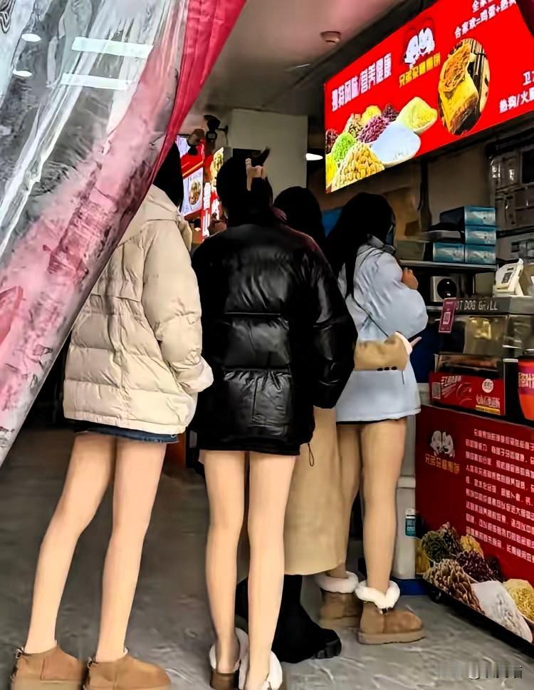 今早摊煎饼那三分钟，我差点把面糊浇到鞋面[捂脸哭]仨小姑娘羽绒服裹成米其林，下