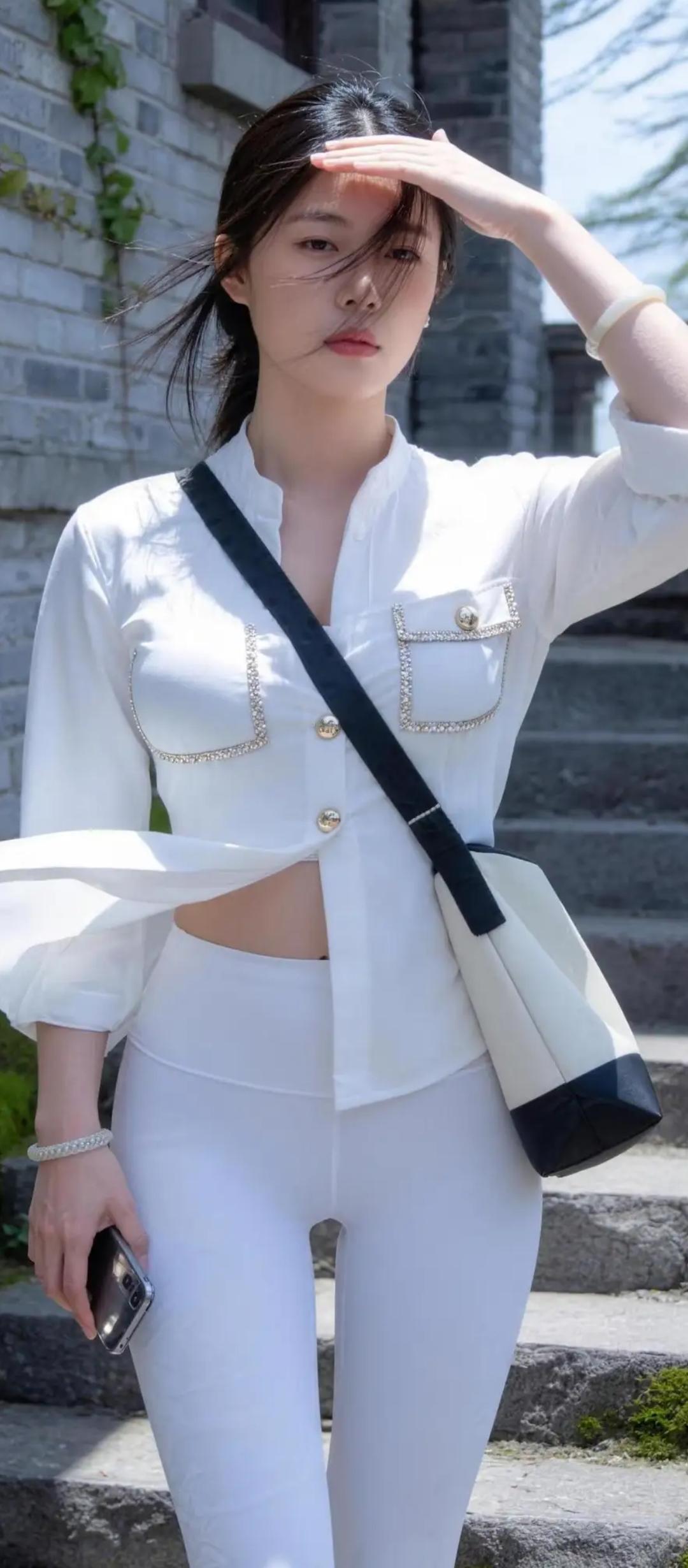 夏日清新穿搭，白色系时尚出街