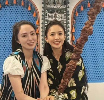 佟丽娅美是真美土气也是真土气两万多的衣服穿出了20块钱地摊货的感觉。董璇比她