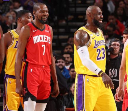 詹姆斯打角色球员的时候，湖人反而变强了。 湖人已经取得了7连胜的战绩，在詹姆