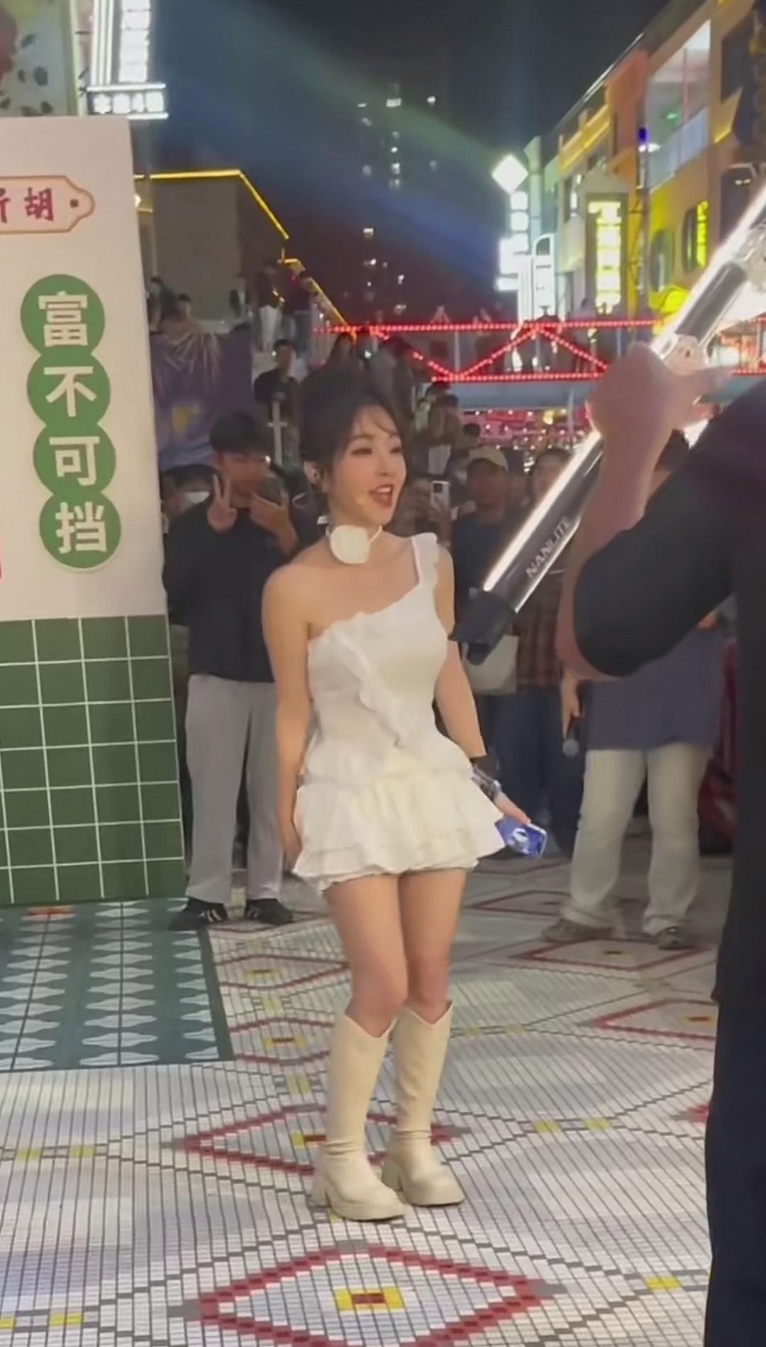 初代头部网红冯提莫，被拍到在街上唱跳。之前镜头前看上去光鲜亮丽的大美女，生图身材