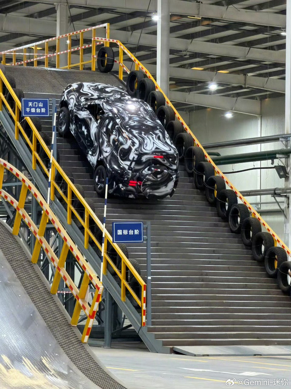 3月5日，新款仰望U8也会亮相颠覆性技术发布会从伪装图来看，车尾的造型上会有一定