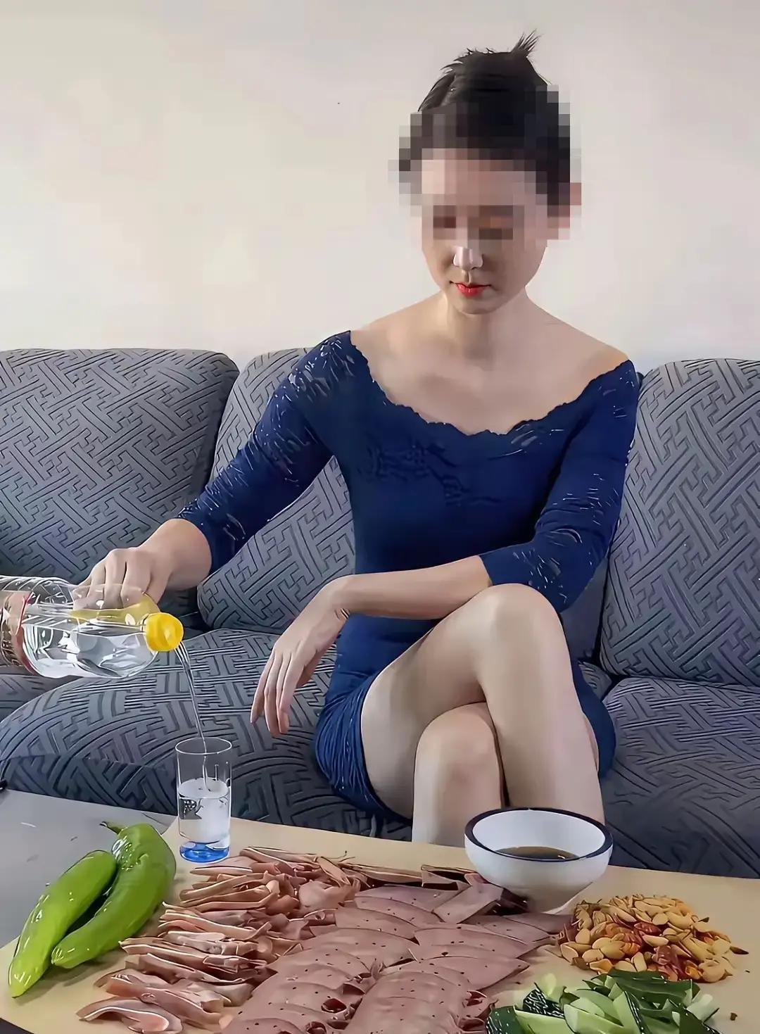 刷到个帖子说有人相亲认识个姑娘，俩人去游江，男方嫌240块船票贵没掏，姑娘当场翻