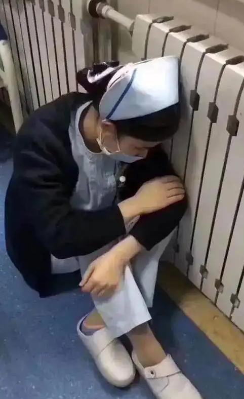 “钱我出，你必须进去！”2015年，广西玉林，一护士在给3岁患儿输液时，只因动作