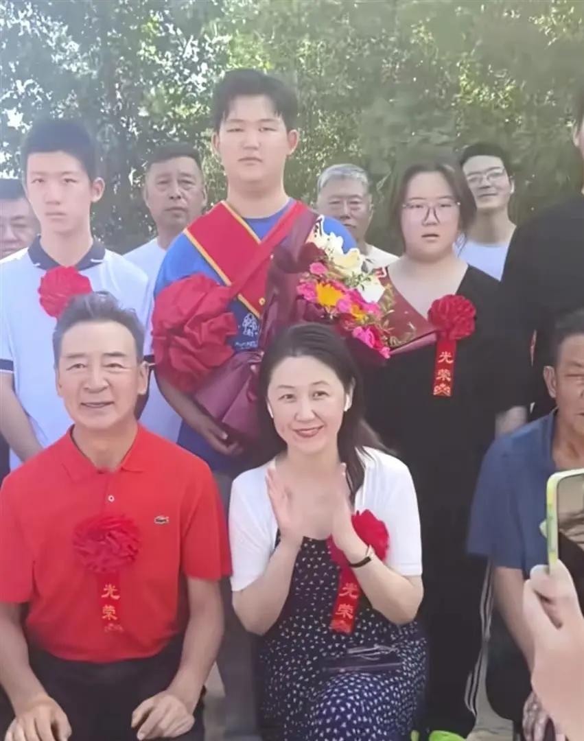 寇振海54岁迎来的大儿子寇家宝，今年年满18岁。早前他曾是一名小童星，参演过影视