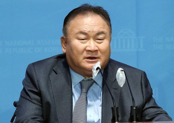 韩国媒体消息，国民力量党大田市党委员长李相民15日上午在家中突发心脏骤停，经抢救