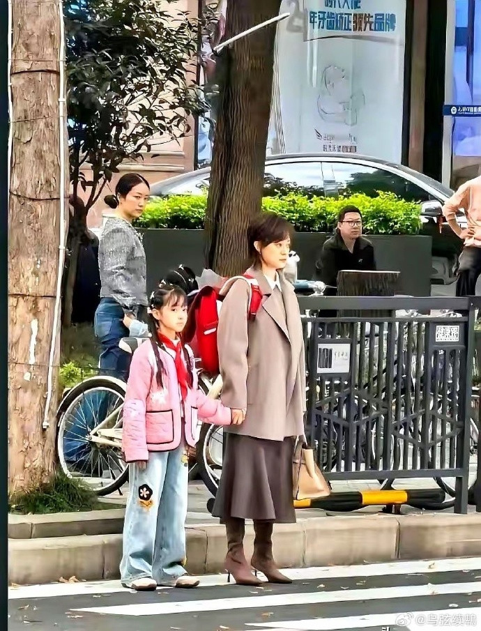 孙俪那个背，真的，我能看一天。就一张普普通通接女儿放学的街拍，等红绿灯呢，人来
