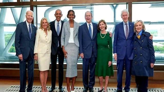四位美国前第一夫人同台亮相！米歇尔消瘦显疲惫，希拉里愈发苍老，劳拉依旧优雅！真应