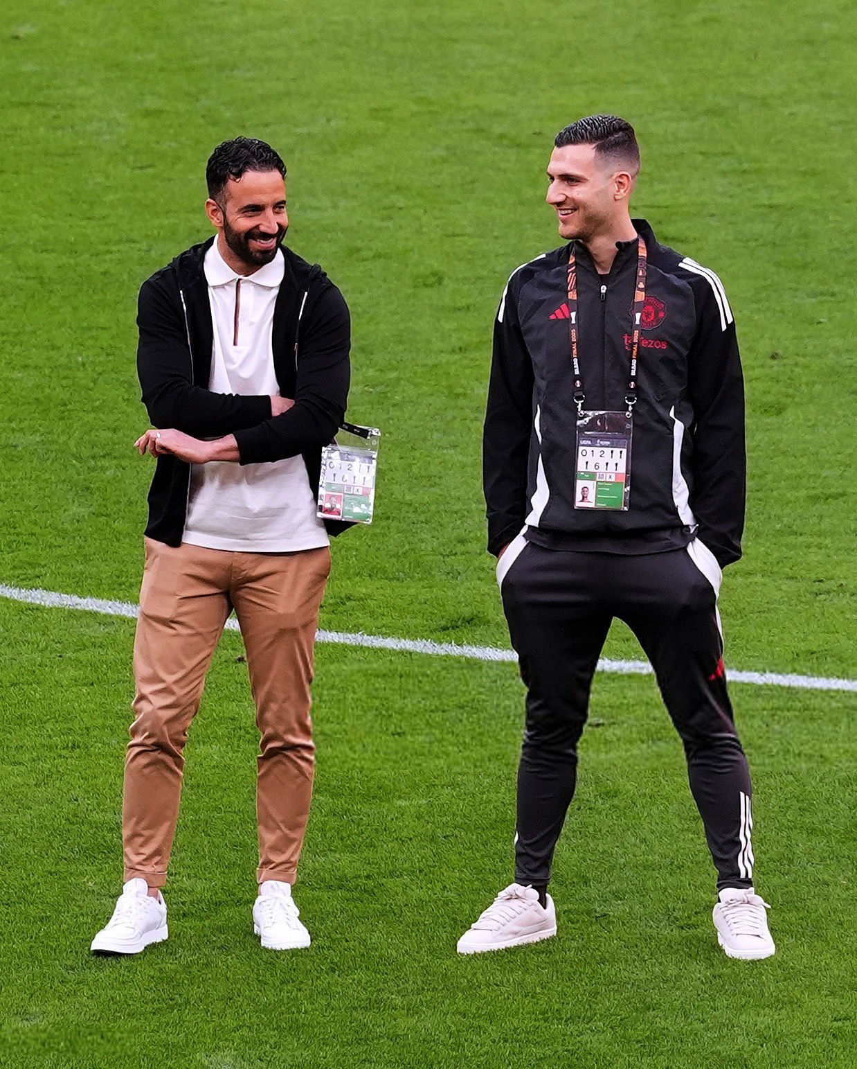 太阳报曼联跟队记者SamuelLuckhurst报道，阿莫林和达洛特其实是远亲