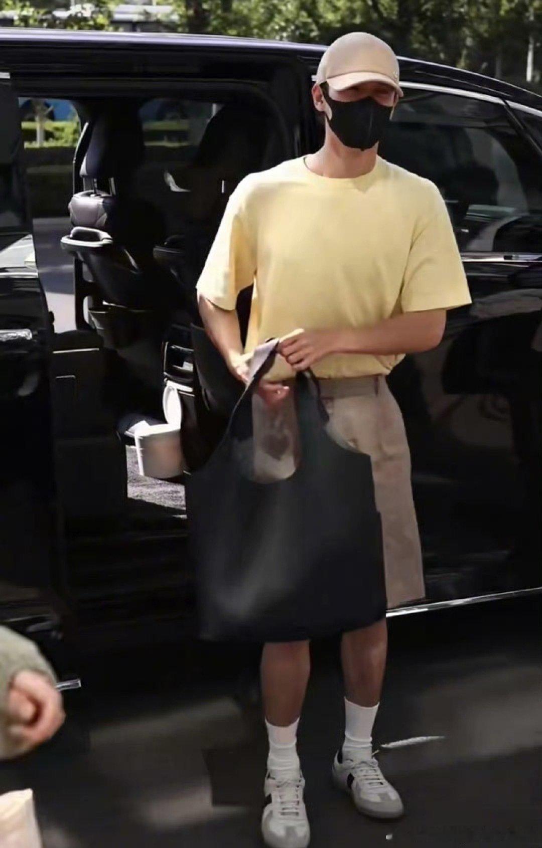 李昀锐再出发巴黎时装周李昀锐出发巴黎时装周路透～清爽穿搭彰显少年本色，每一步都
