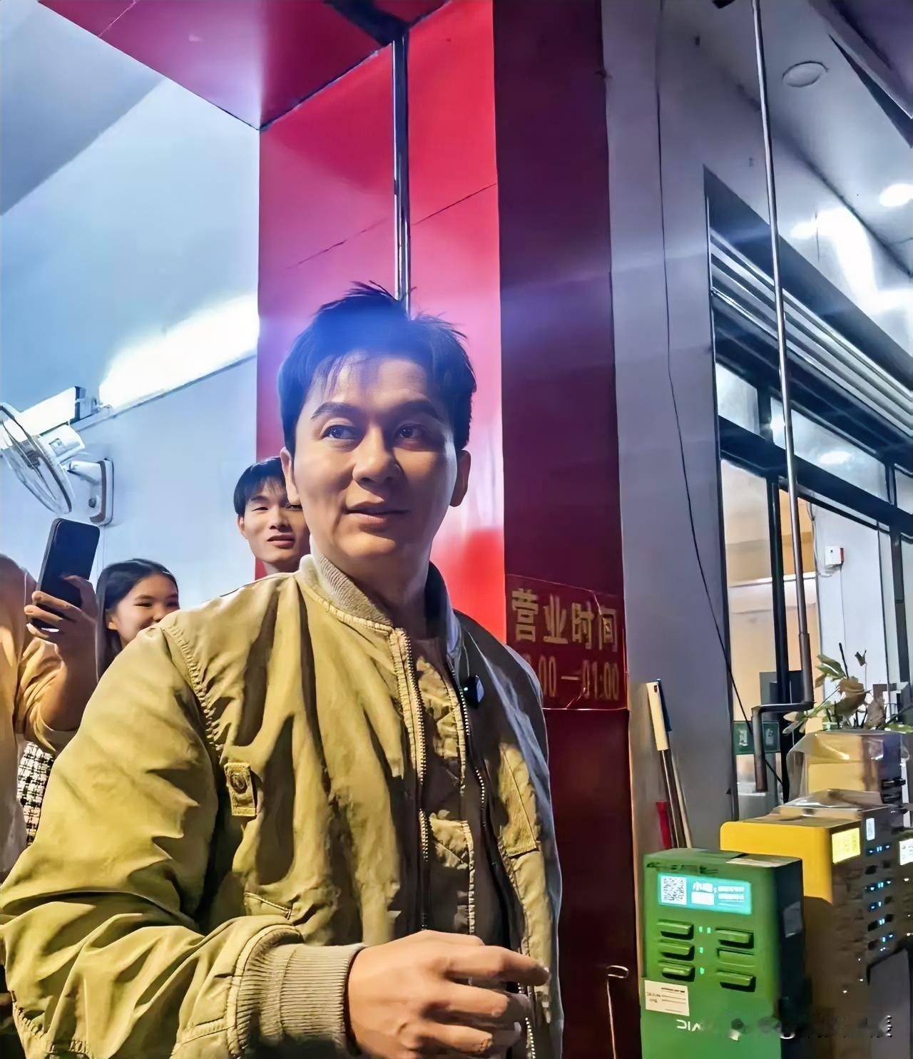 都说岁月是把刀，但在李晨身上，这刀落得也太突然了！不久前还是综艺里那个追