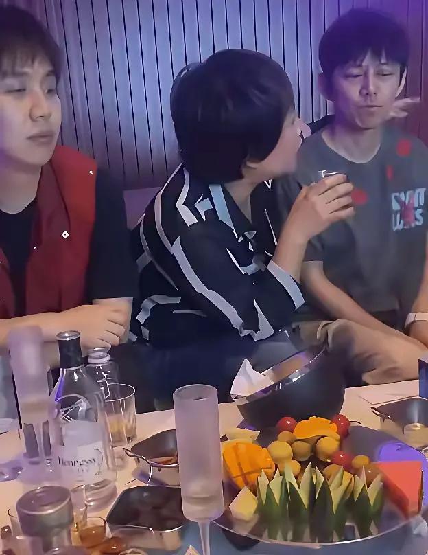 何炅这种娱乐圈主持界数一数二的中流砥柱，遇到跟领导喝酒的场子，也是开心不起来啊。