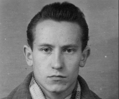 1985年5月，一个苏联情报员刚到莫斯科，就觉得不对劲，机场没人迎接，家里门锁还