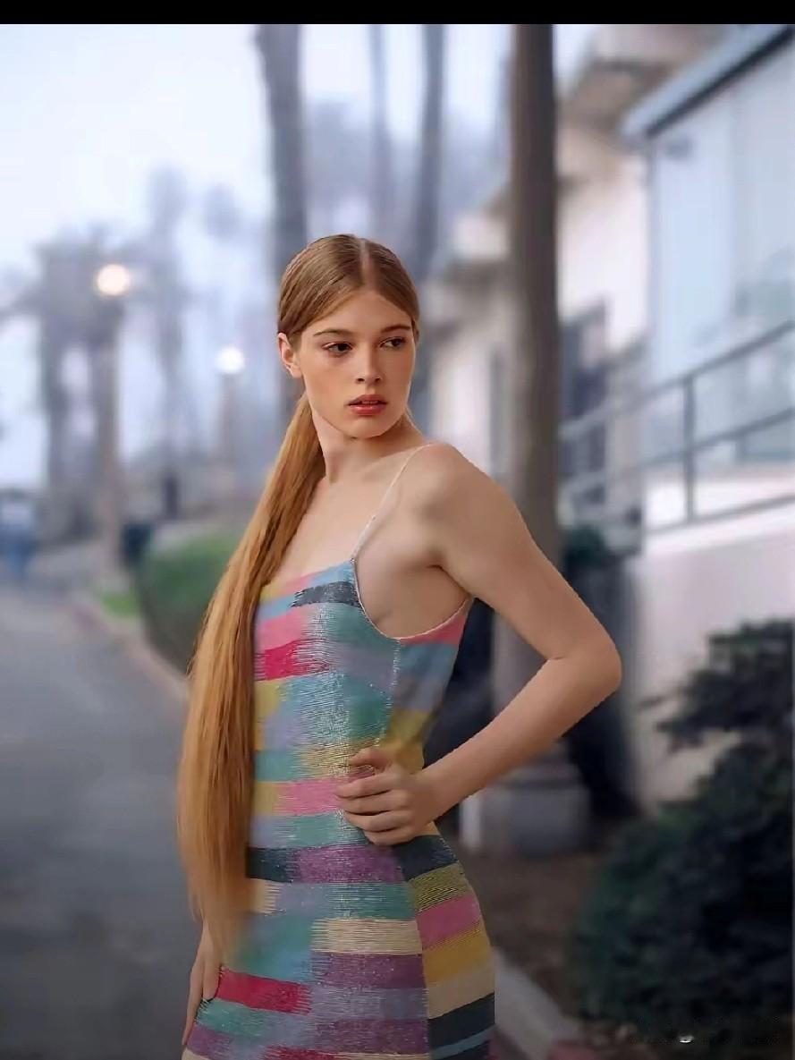 马斯克的儿子，本来是一个英俊潇洒的小伙，由于受到某种思想的影响，执意把自己变成了