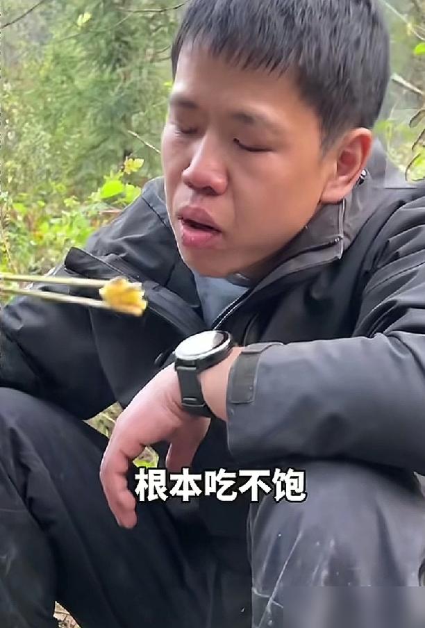 刀疤哥退赛了，张老六看着刀疤哥离开，张老六心情大好，自称只要在荒野玩一天，他就是