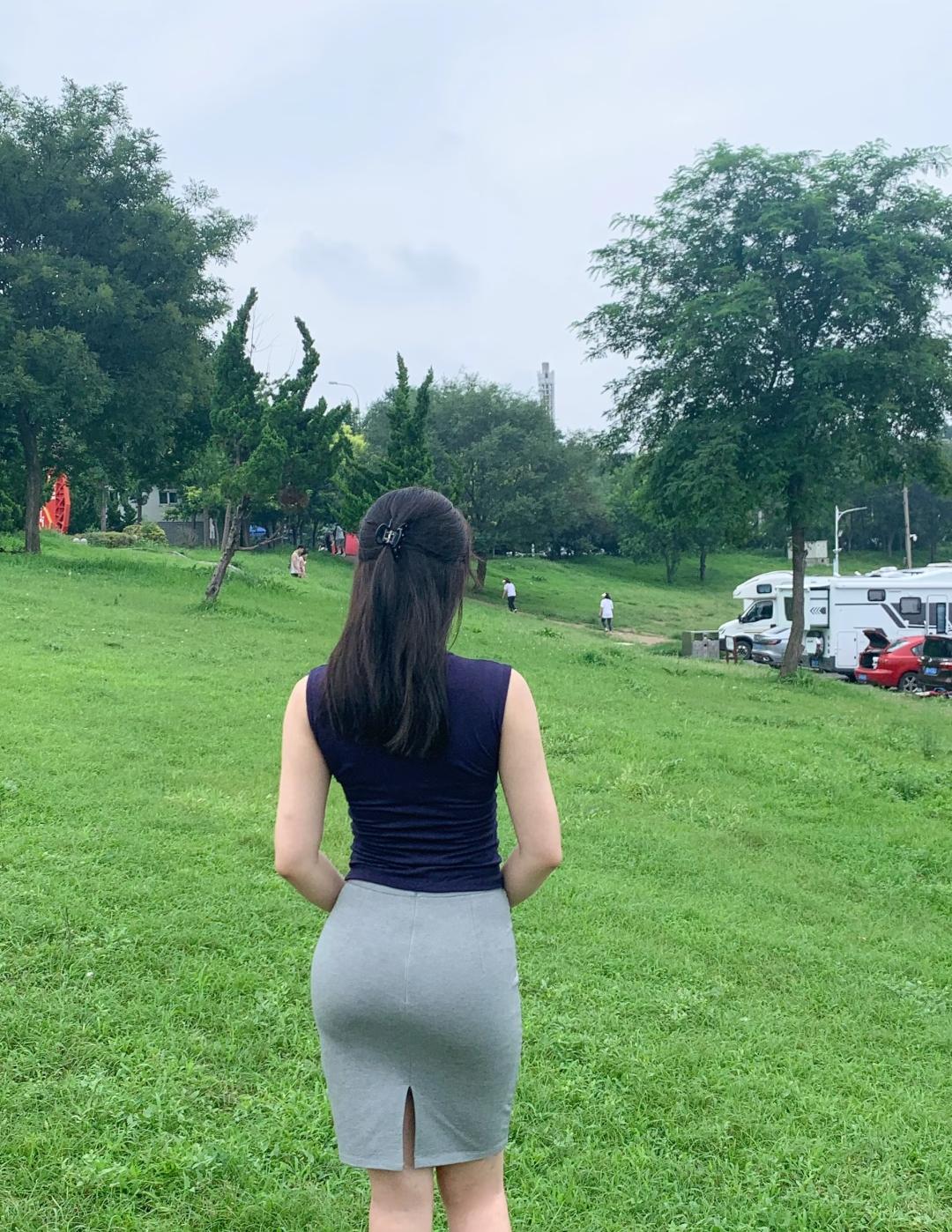 家里保姆比我大4岁，得丰满漂亮。大前天晚上老婆加夜班，我想喝点牛奶，便去找保