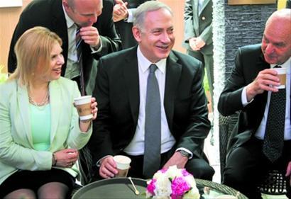 内塔尼亚胡和夫人喝咖啡，一旁男子头上的那小块帽子好显眼。不知那小帽子戴来干嘛用的