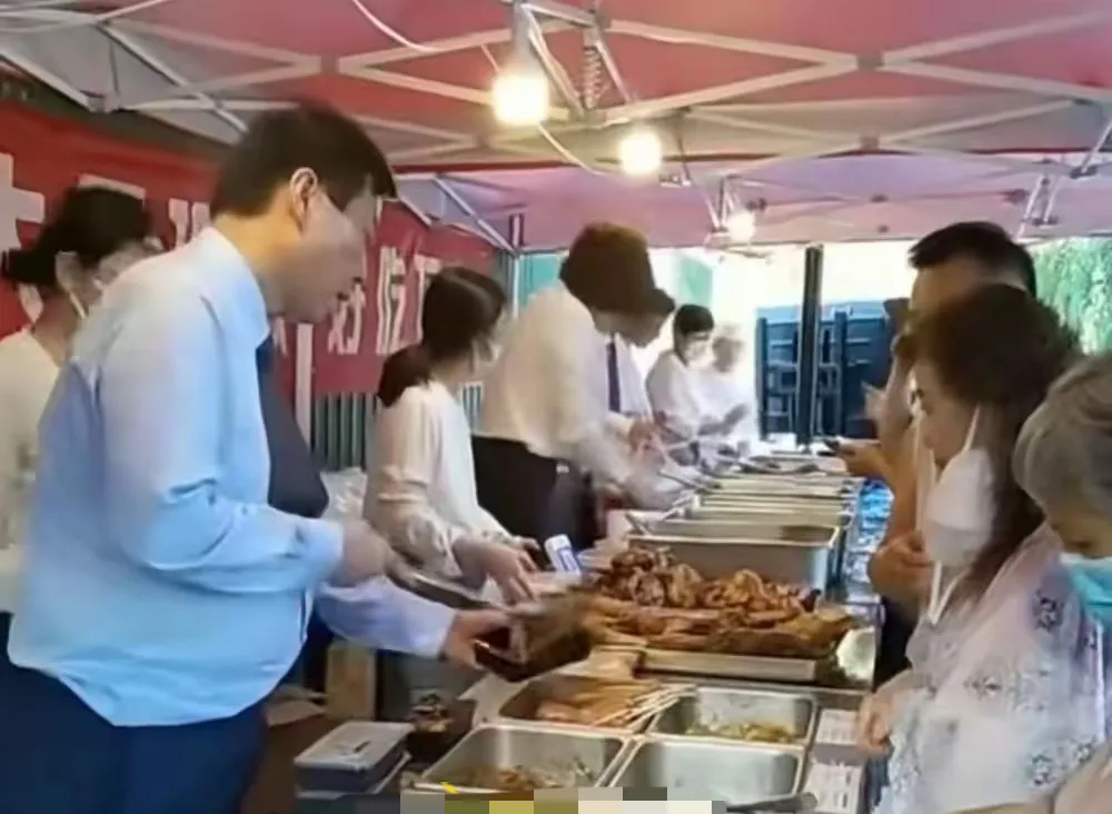 济南现在大酒店都摆上摊了，有的是每天摆，有的就是摆了两天做做样子。高端酒店摆地摊，往好了说是自救行为