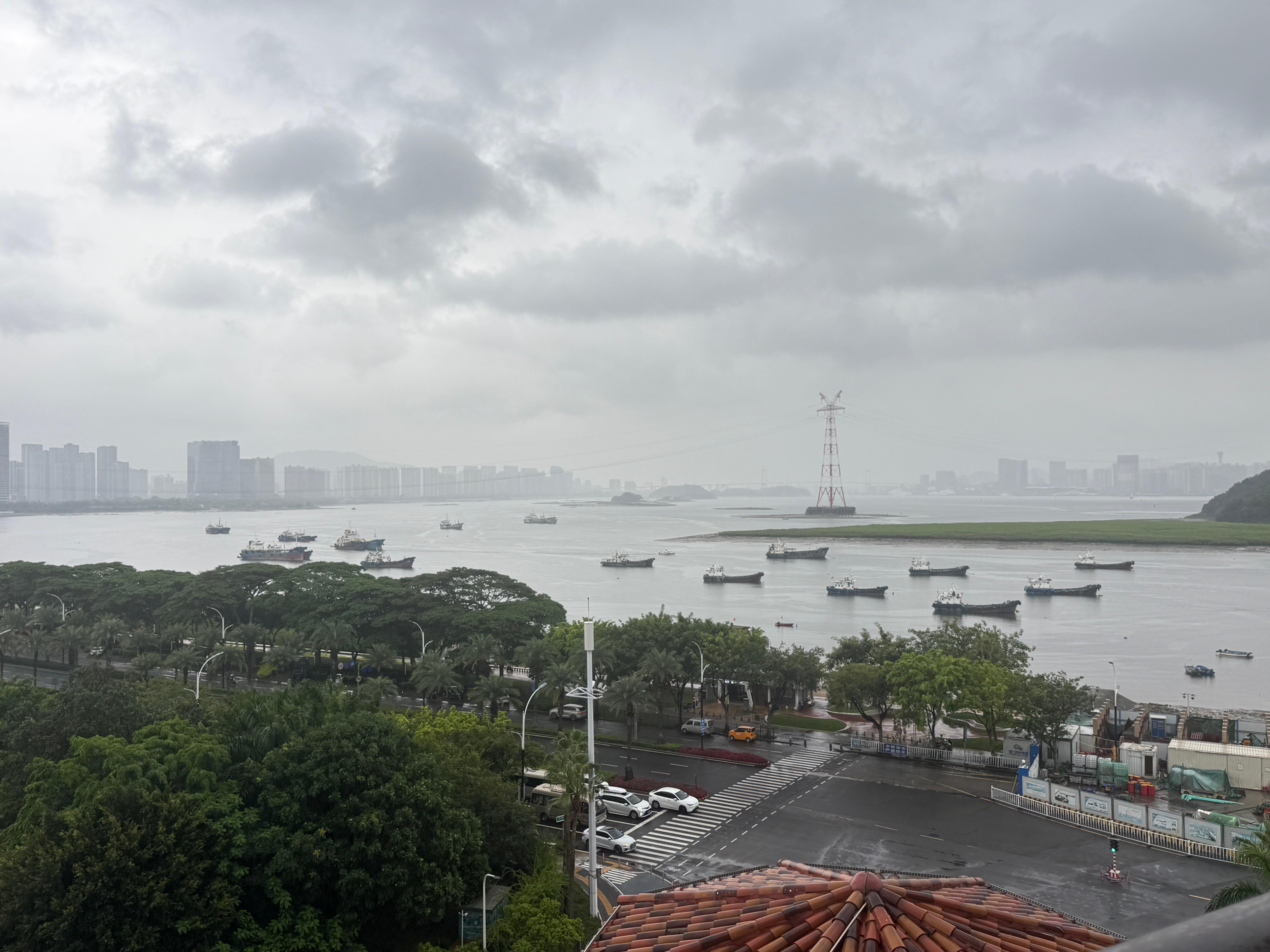 台风简拉维在福建登陆这一次的台风感觉没那么紧急，往常都有提前三四天宣传并做好防备