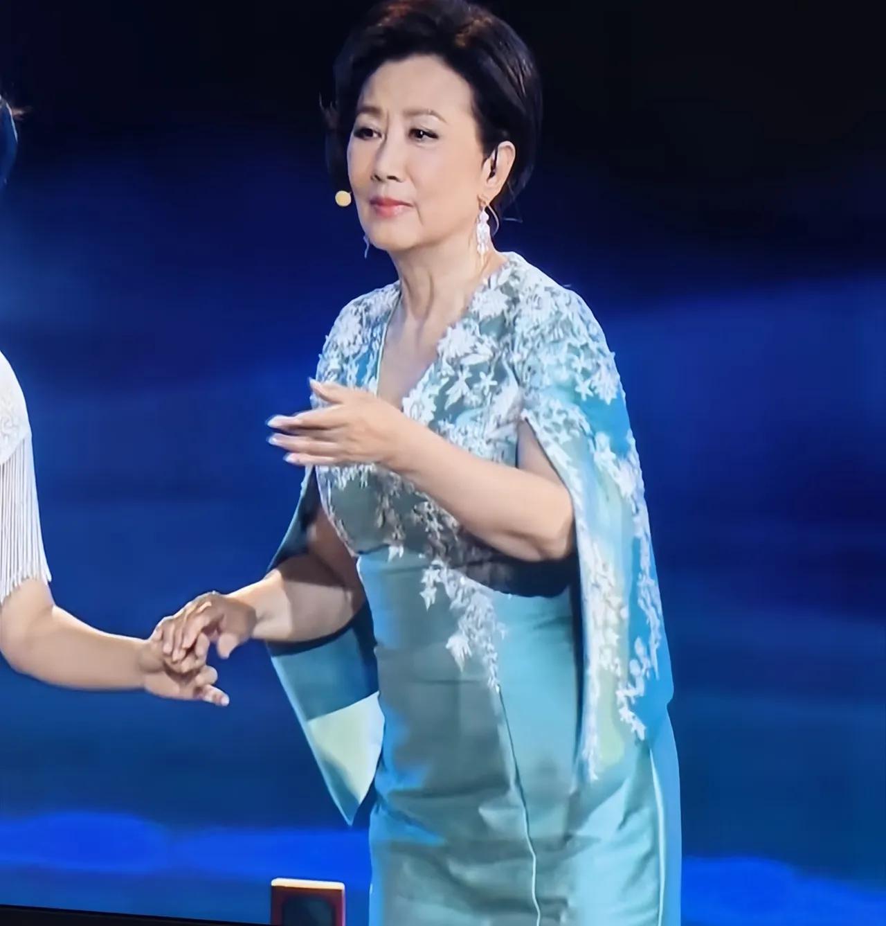 78岁汪明荃的“一刀切”短发杀疯了！和小18岁的刘嘉玲同框无压力，谁看了不说一句