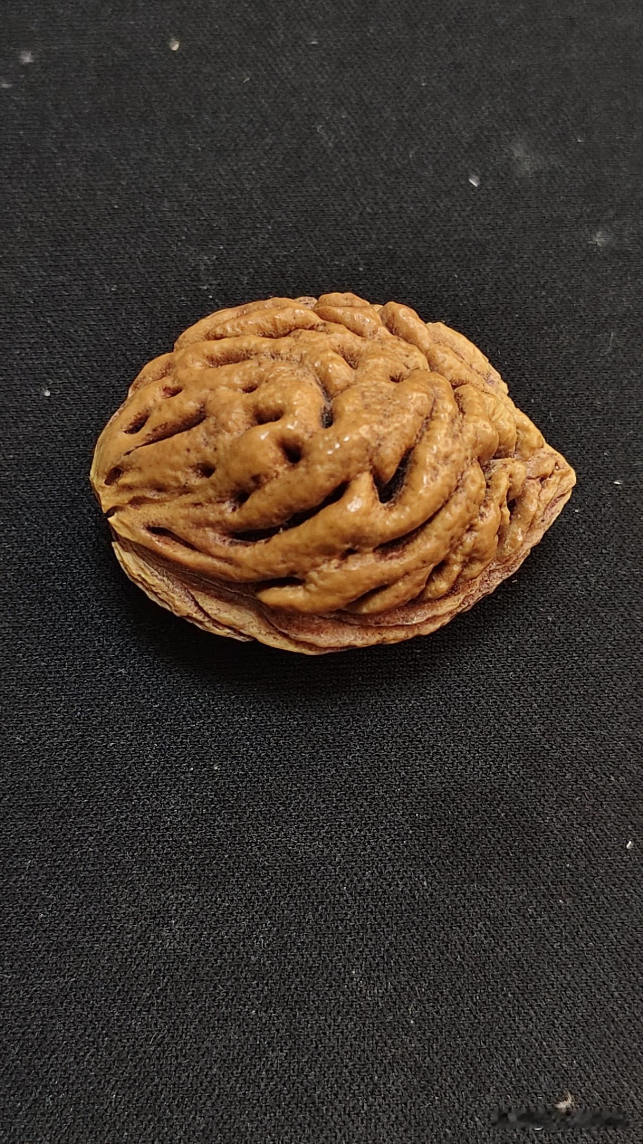 水蜜桃核雕刻成桃篮，于是从垃圾变成了一个可以把玩的小玩意儿桃核原核挂件