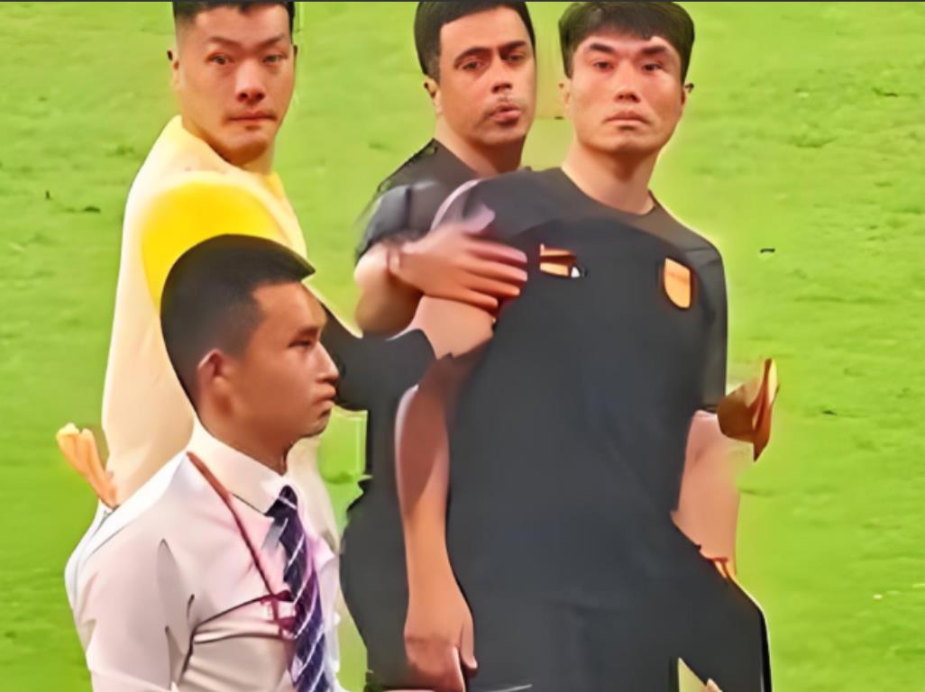 中国男足现在已经骂不得了！就因为看台上有个球迷喊了句“太丢脸了”，郑智立马瞪眼怒