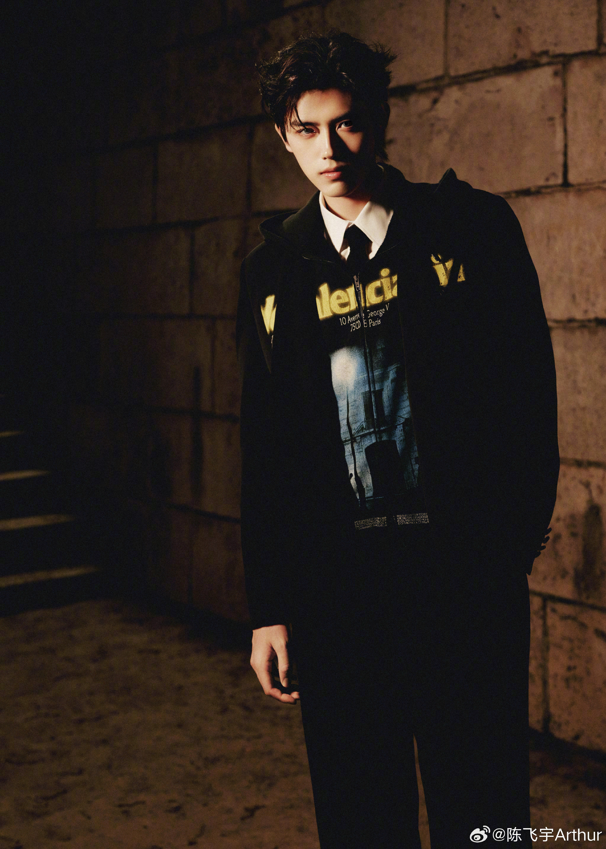 陈飞宇异瞳返场啊啊啊啊是异瞳陈飞宇！！单边耳钉配异瞳，清冷贵气感拿捏得死死的。白