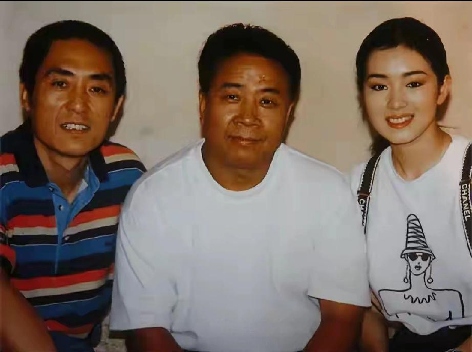 他是张艺谋陈凯歌恩师，捧红中国第五代导演，遗作却靠下跪才出圈他是