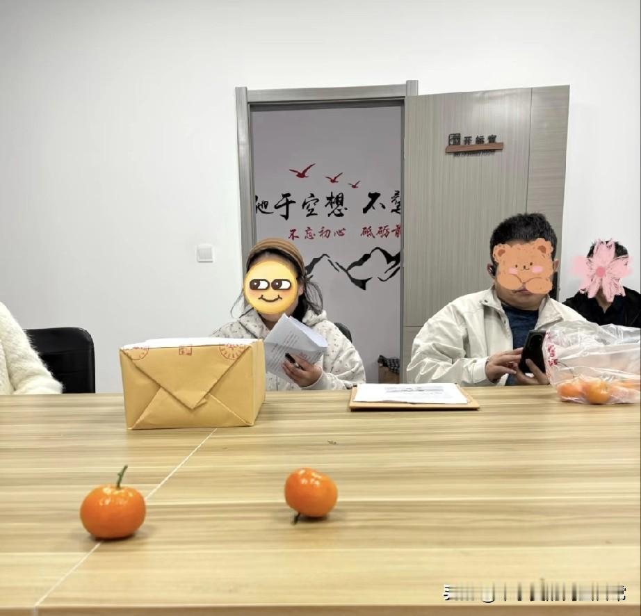 这投标现场太离谱！有人抱几十公分厚标书，有人塞个信封就来谁见过这么魔幻的投