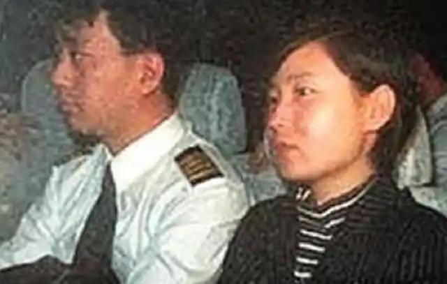 1998年，国航机长袁斌因为不满分房制度，携带着妻子，驾驶载有95名乘客的飞机叛