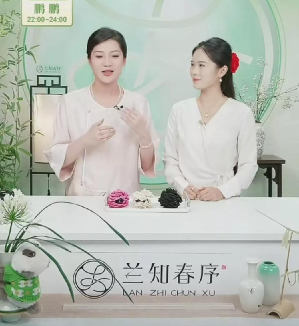 当盼盼在直播时讲出这段过往时，有很多人不敢相信，甚至有点心疼。这么一个快乐爱笑