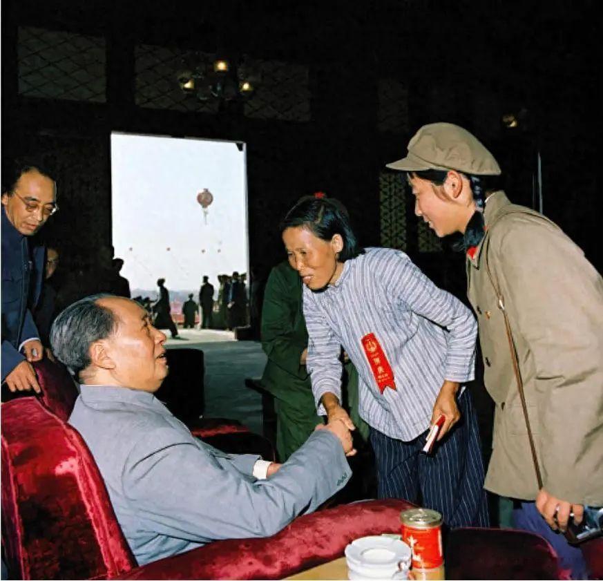 这张彩色照片，拍摄于1966年的国庆节。那个时候彩色胶卷还相当罕见。只有极少数的