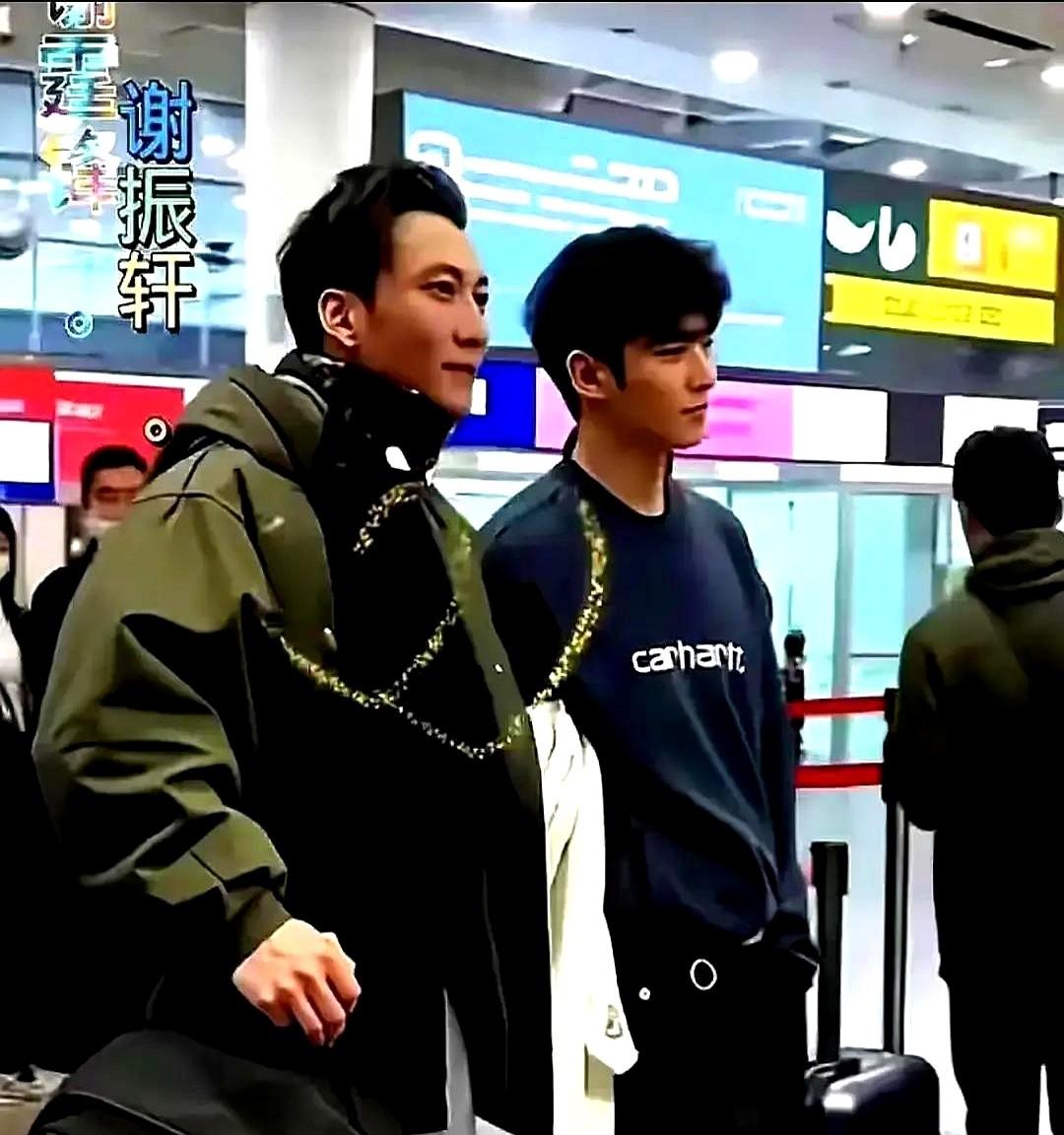 谢霆锋元旦没陪王菲，反倒成了儿子的私人大厨！在北京一家高端超市，有人拍到他跟