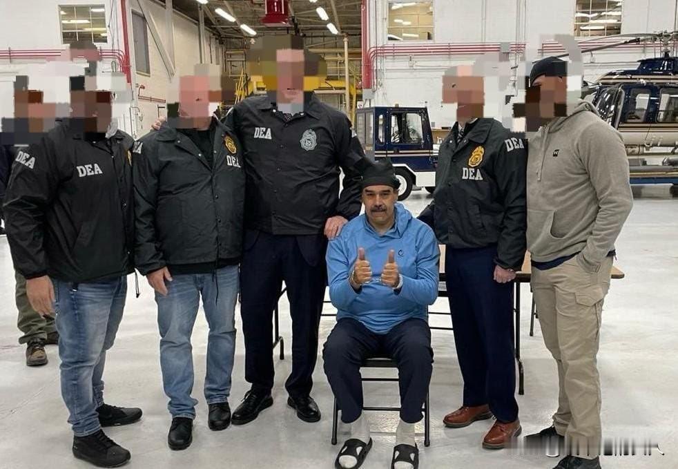 哇塞！😯这人生变化太快了，一眨眼就是一个天上，一个地下。前两天马杜罗还在指挥